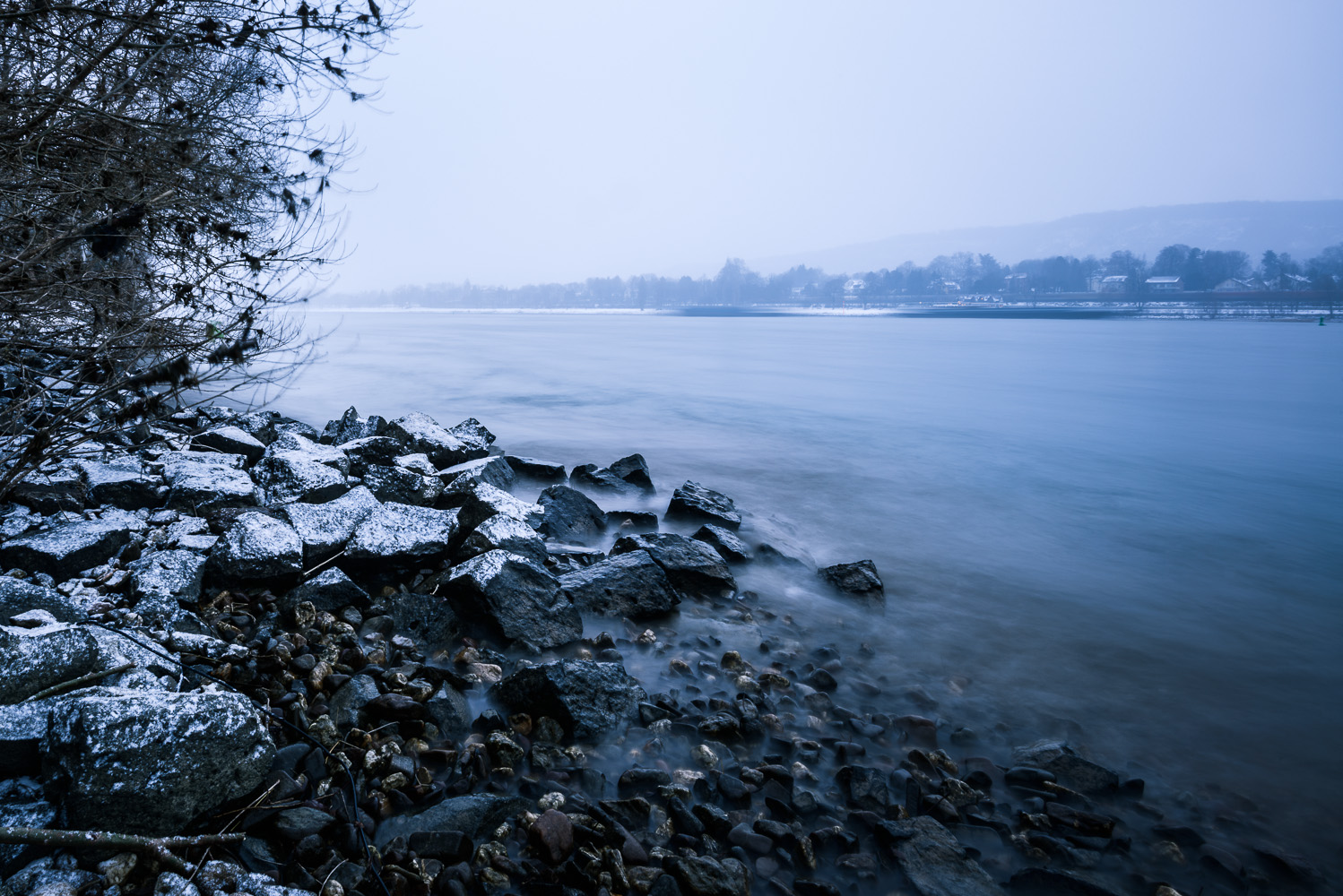 der rhein in bonn bei schnee