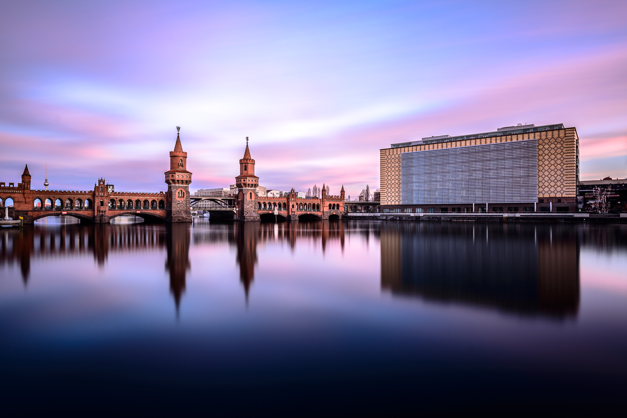 berlin oberbaumbrücke sonnenaufgang